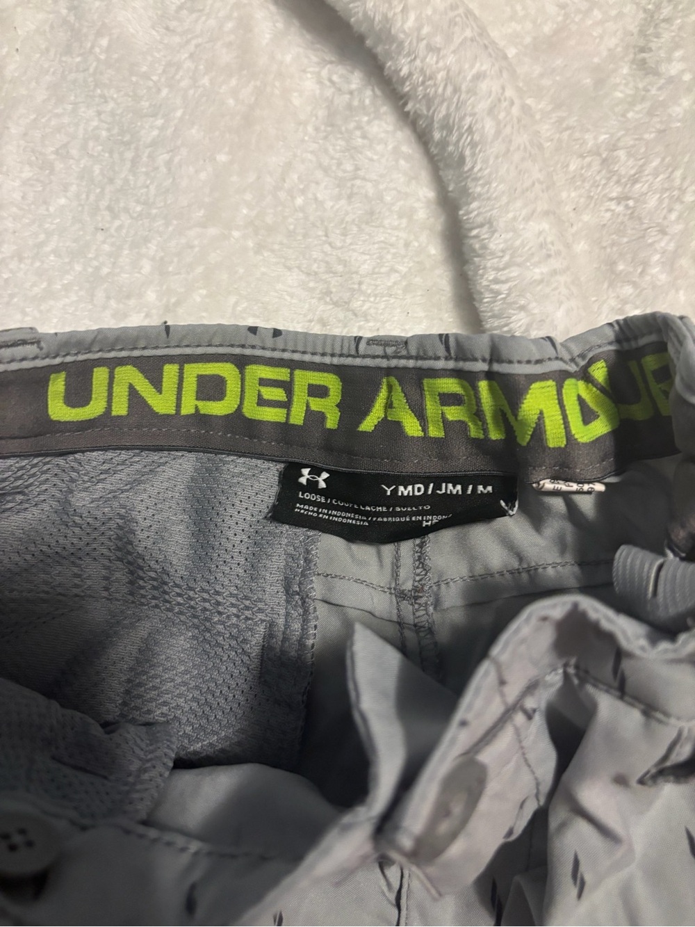 Under Armour boys  Gray Performance Shorts - Picture 2 of 2